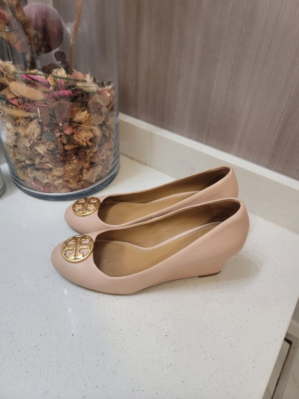 Tory Burch Leather Chelsea 65MM Medallion Wedge In Pink Size 8 - Picture 2 of 10